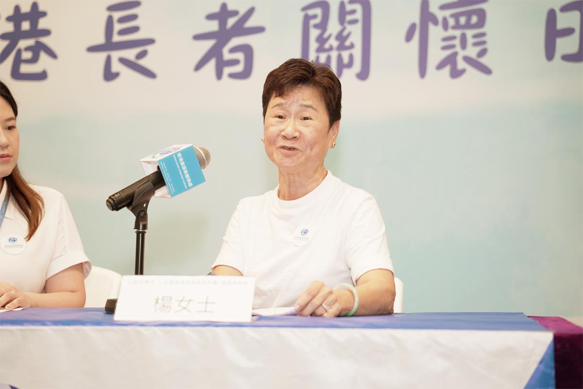  楊女士於台上分享計劃協助她重拾生活意義