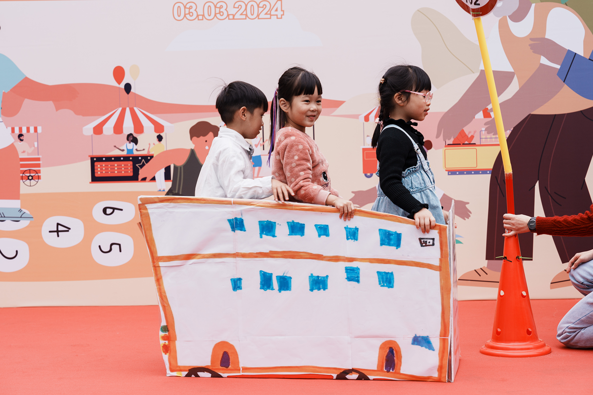  幼兒與家長表演短劇